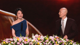 攻扒开小受屁股狠狠的打视频